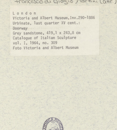 Rückseite von Victoria and Albert Museum [https://www.deutsche-digitale-bibliothek.de/content/lizenzen/rv-ez/] Türrahmen - , bh384855_recto. Foto.