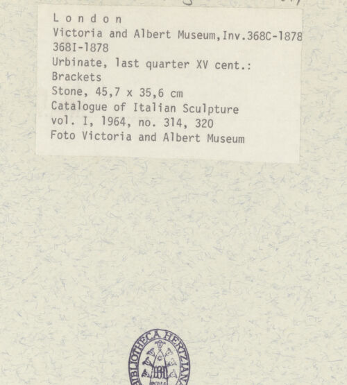 Rückseite von Victoria and Albert Museum [https://www.deutsche-digitale-bibliothek.de/content/lizenzen/rv-ez/] Kapitelle - zwei Kapitelle, bh384859_recto. Foto.