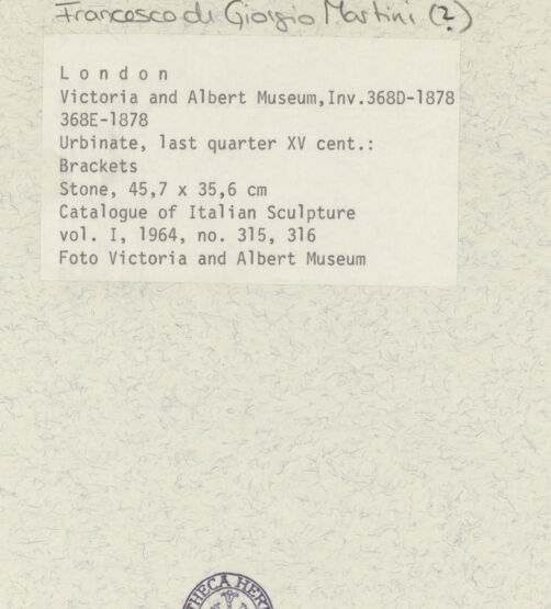 Rückseite von Victoria and Albert Museum [https://www.deutsche-digitale-bibliothek.de/content/lizenzen/rv-ez/] Kapitelle - zwei Kapitelle, bh384862_recto. Foto.