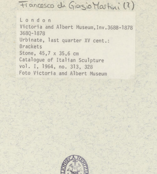 Rückseite von Victoria and Albert Museum [https://www.deutsche-digitale-bibliothek.de/content/lizenzen/rv-ez/] Kapitelle - zwei Kapitelle, bh384865_recto. Foto.