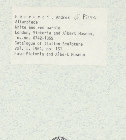 Rückseite von Victoria and Albert Museum [https://rightsstatements.org/page/CNE/1.0/] Kreuzigungsaltar (Ferrucci Altarpiece)Kreuzigung Christi mit Maria und Maria Magdalena - Detail: der Gekreuzigte, flankiert von zwei Engeln, bh385013_recto. Foto.