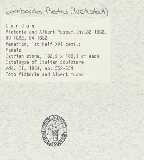 Rückseite von Victoria and Albert Museum [https://www.deutsche-digitale-bibliothek.de/content/lizenzen/rv-ez/] Balkonbrüstung - Gesamtansicht, bh385232_recto. Foto.