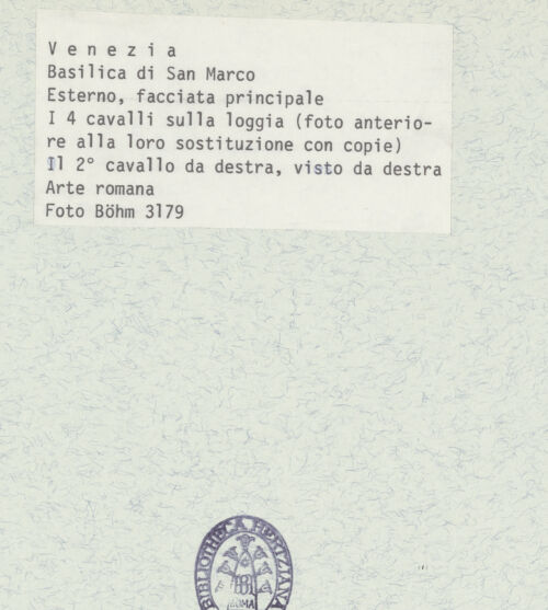 Rückseite von Böhm [https://www.deutsche-digitale-bibliothek.de/content/lizenzen/rv-ez/] Quadriga, sog. Pferde von San Marco (Cavalli di San Marco) - Aufnahme in der ursprünglichen Aufstellung an der Fassade, bh399122_recto. Foto: Böhm, Osvaldo.