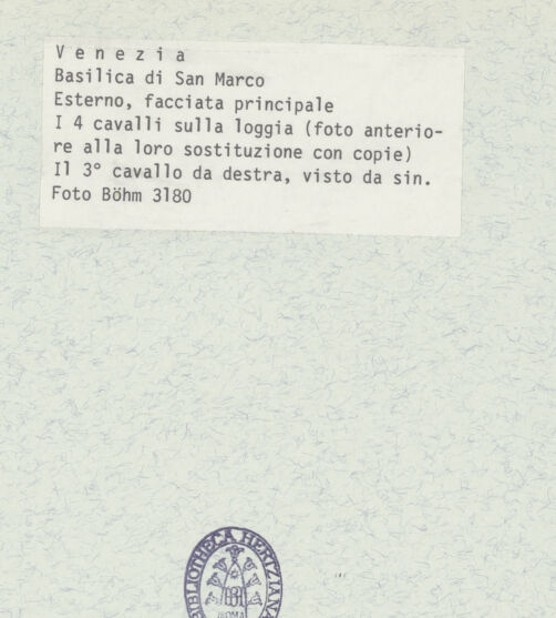 Rückseite von Böhm [https://www.deutsche-digitale-bibliothek.de/content/lizenzen/rv-ez/] Quadriga, sog. Pferde von San Marco (Cavalli di San Marco) - Aufnahme in der ursprünglichen Aufstellung an der Fassade, bh399123_recto. Foto: Böhm, Osvaldo.