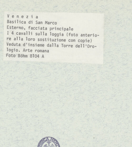 Rückseite von Böhm [https://www.deutsche-digitale-bibliothek.de/content/lizenzen/rv-ez/] Quadriga, sog. Pferde von San Marco (Cavalli di San Marco) - Aufnahme in der ursprünglichen Aufstellung an der Fassade, bh399130_recto. Foto: Böhm, Osvaldo.