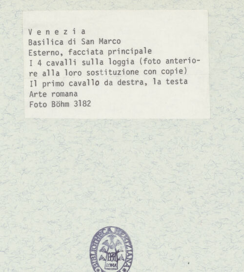 Rückseite von Böhm [https://www.deutsche-digitale-bibliothek.de/content/lizenzen/rv-ez/] Quadriga, sog. Pferde von San Marco (Cavalli di San Marco) - Aufnahme in der ursprünglichen Aufstellung an der Fassade (erstes Pferd von rechts), bh399131_recto. Foto: Böhm, Osvaldo.