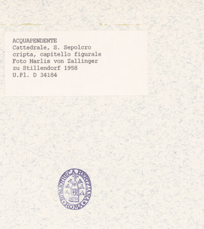 Rückseite von Bibliotheca Hertziana [https://www.deutsche-digitale-bibliothek.de/content/lizenzen/rv-fz/] Figurenkapitell mit Vögeln - Gesamtansicht, bh409607_recto. Foto: Zallinger zu Stillendorf, Marlies von.