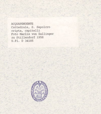 Rückseite von Bibliotheca Hertziana [https://www.deutsche-digitale-bibliothek.de/content/lizenzen/rv-fz/] Figurenkapitell mit Widderköpfen - Gesamtansicht, bh409608_recto. Foto: Zallinger zu Stillendorf, Marlies von.