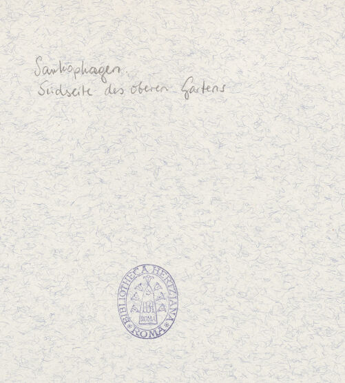 Rückseite von Alinari [https://www.deutsche-digitale-bibliothek.de/content/lizenzen/rv-ez/] Giardini ColonnaOberer Garten auf dem Quirinal - Sarkophagen auf der Südseite des oberen Gartens, bh410364_recto. Foto.