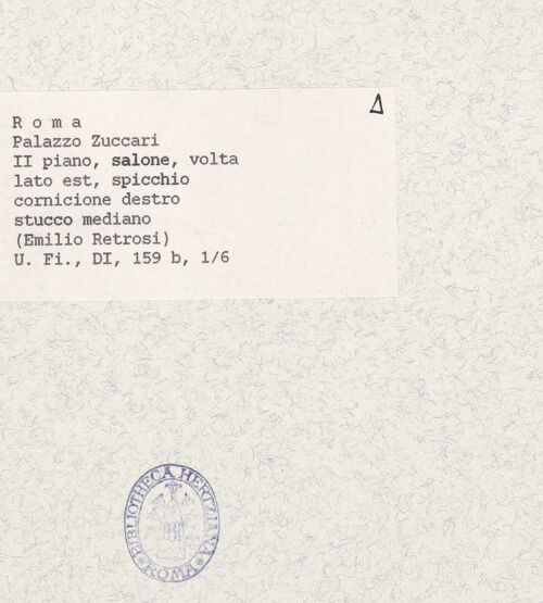 Rückseite von Bibliotheca Hertziana [https://www.deutsche-digitale-bibliothek.de/content/lizenzen/rv-fz/] Allegorischer Tageszeitenzyklus und KünstlerporträtsStuckdekoration zwischen den Bildfeldern: Medaillons mit Sternzeichen und mythologischen Wesen in einer belebten Ranke mit Putten - Ostseite, Detail: Waage, bh412064_recto. Foto.