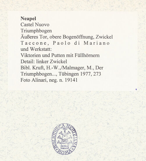 Rückseite von Alinari [https://www.deutsche-digitale-bibliothek.de/content/lizenzen/rv-ez/] Triumphbogen Alfonsos VOberer BogenViktorien und Putten mit Füllhörnern - Linker Zwickel, bh413553_recto. Foto.