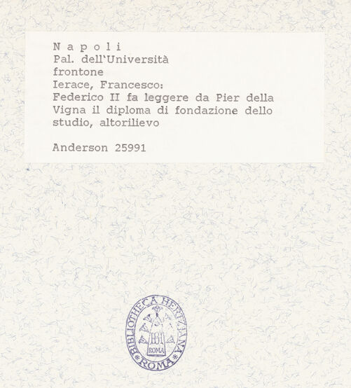 Rückseite von Alinari [https://www.deutsche-digitale-bibliothek.de/content/lizenzen/rv-ez/] Kaiser Friedrich II grundet die Universität von Neapel - Gesamtansicht, bh413843_recto. Foto.