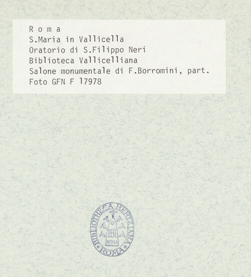 Rückseite von ICCD [https://www.deutsche-digitale-bibliothek.de/content/lizenzen/rv-ez/] Prunkmobiliar: Bibliotheksausstattung - Schauschrank mit den Büchern des heiligen Filippo Neri, bh414101_recto. Foto.