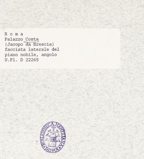 Rückseite von Bibliotheca Hertziana [https://www.deutsche-digitale-bibliothek.de/content/lizenzen/rv-fz/] Palazzo di Jacopo da Brescia - Seitenfassade, Piano Nobile, Ecke, Detail: Gesims, bh415902_recto. Foto.