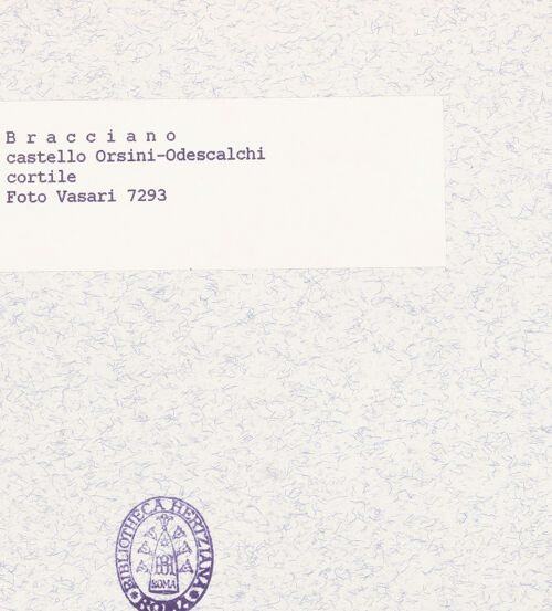 Rückseite von Vasari [https://www.deutsche-digitale-bibliothek.de/content/lizenzen/rv-ez/] Castello Orsini & Castello Orsini-OdescalchiCortile Principale - Südwest- und Nordflügel, von Süden, bh416092_recto. Foto.