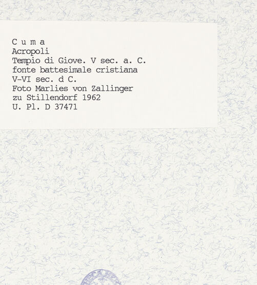 Rückseite von Bibliotheca Hertziana [https://www.deutsche-digitale-bibliothek.de/content/lizenzen/rv-fz/] Tempio di Giove - Frühchristliches Taufbecken (491/510), bh418723_recto. Foto: Zallinger zu Stillendorf, Marlies von.