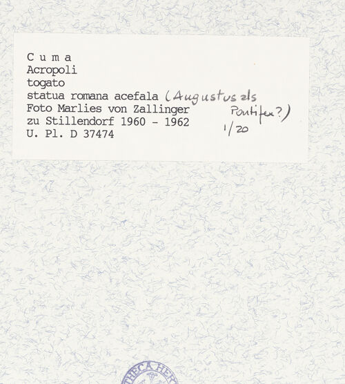 Rückseite von Bibliotheca Hertziana [https://www.deutsche-digitale-bibliothek.de/content/lizenzen/rv-fz/] Männliche Statue (Augustus als Pontifex?) - Seitenansicht von links, bh418731_recto. Foto: Zallinger zu Stillendorf, Marlies von.