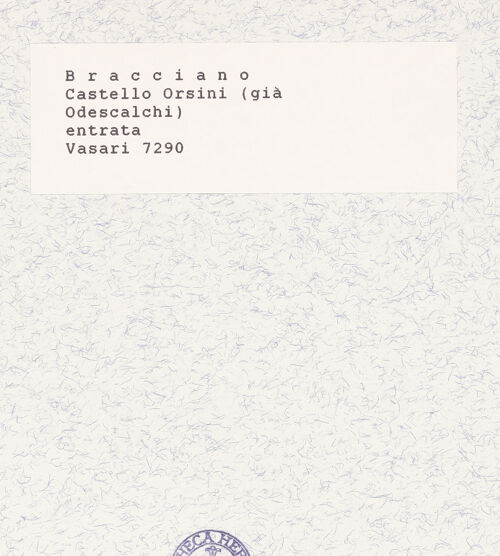 Rückseite von Vasari [https://www.deutsche-digitale-bibliothek.de/content/lizenzen/rv-ez/] Castello Orsini & Castello Orsini-OdescalchiVorhof - Eingangsbereich und Treppe zum Vorhof, von Norden, bh420909_recto. Foto.