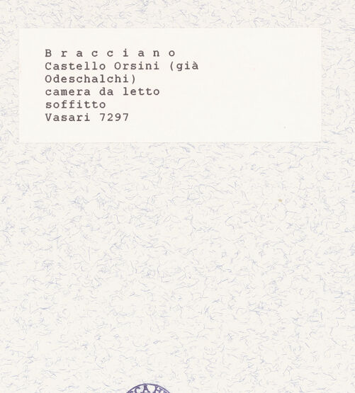 Rückseite von Vasari [https://www.deutsche-digitale-bibliothek.de/content/lizenzen/rv-ez/] Castello Orsini & Castello Orsini-OdescalchiCamera Rossa & Sala d'Isabella - Blick in den Raum, bh420910_recto. Foto.