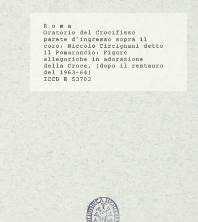 Rückseite von ICCD [https://www.deutsche-digitale-bibliothek.de/content/lizenzen/rv-ez/] Szenen aus der Geschichte des heiligen Kreuzes und des Oratoriumszwei allegorische Figuren in Anbetung des Kreuzes - nach der Restaurierung von 1963-64, bh421422_recto. Foto.