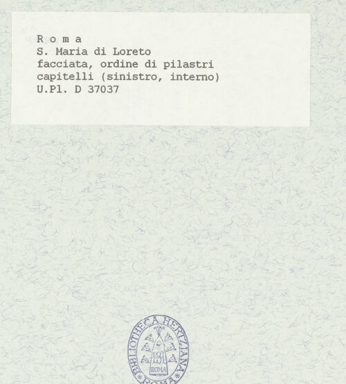 Rückseite von Bibliotheca Hertziana [https://www.deutsche-digitale-bibliothek.de/content/lizenzen/rv-fz/] Santa Maria di Loreto - Fassade, Detail: Zwei Pilasterkapitelle, bh422009_recto. Foto.