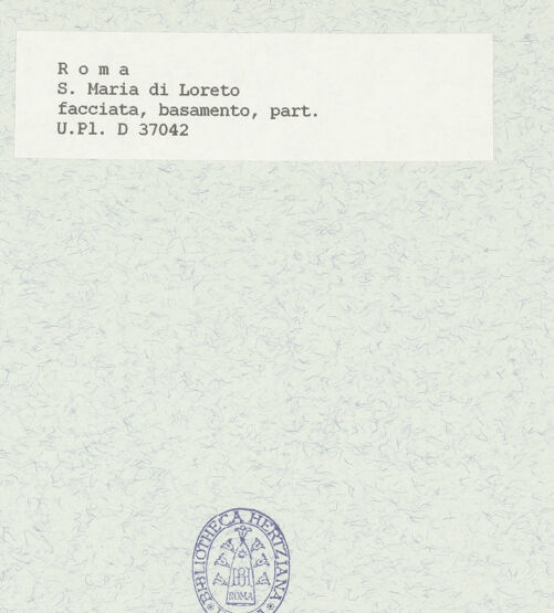 Rückseite von Bibliotheca Hertziana [https://www.deutsche-digitale-bibliothek.de/content/lizenzen/rv-fz/] Santa Maria di Loreto - Sockelzone; Sims, Profil, bh422013_recto. Foto.