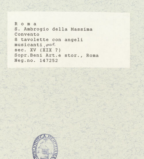 Rückseite von Sopr. BAS ROMA [https://www.deutsche-digitale-bibliothek.de/content/lizenzen/rv-ez/] Acht musizierende Engel - Ansicht von 4 Tafeln: Engel mit Laute, Schellenkranz und Posaune, bh422887_recto. Foto.