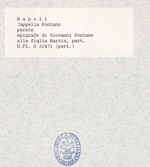 Rückseite von Bibliotheca Hertziana [https://www.deutsche-digitale-bibliothek.de/content/lizenzen/rv-fz/] Grabinschriften für Marzia Pontano (Tochter des Giovanni Pontano) - Inschrift oben, bh423314_recto. Foto.