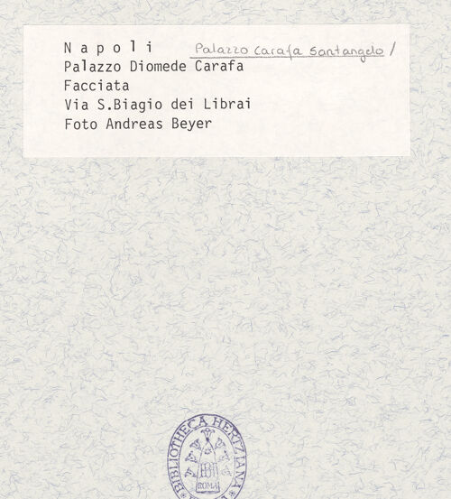 Rückseite von Beyer, Andreas [https://www.deutsche-digitale-bibliothek.de/content/lizenzen/rv-fz/] Palazzo di Diomede CarafaFassade an der Via San Biagio dei Librai - Fassade, Detail, bh423913_recto. Foto: Beyer, Andreas.