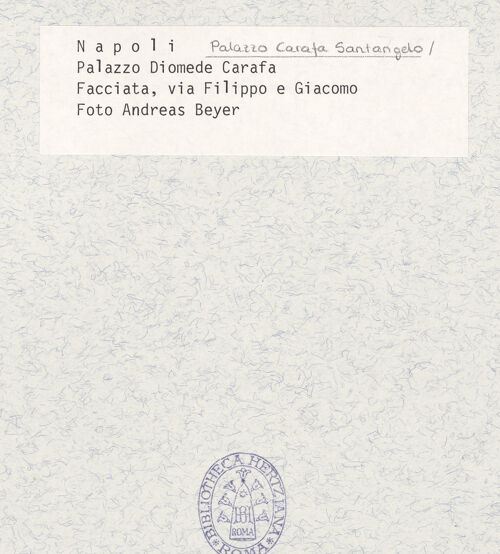 Rückseite von Beyer, Andreas [https://www.deutsche-digitale-bibliothek.de/content/lizenzen/rv-fz/] Palazzo di Diomede CarafaFassade an der Vico San Filippo - Fassade, Detail, bh423918_bh593653_recto. Foto: Beyer, Andreas.