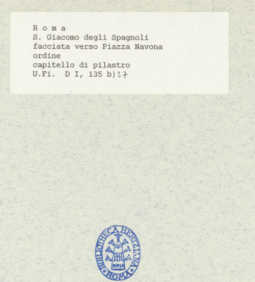 Rückseite von Bibliotheca Hertziana [https://www.deutsche-digitale-bibliothek.de/content/lizenzen/rv-fz/] San Giacomo degli SpagnoliWestfassade - Untere Ordnung, Detail: Pilasterkapitell, bh424735_recto. Foto.