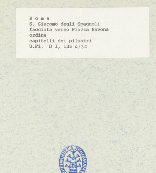 Rückseite von Bibliotheca Hertziana [https://www.deutsche-digitale-bibliothek.de/content/lizenzen/rv-fz/] San Giacomo degli SpagnoliWestfassade - Untere Ordnung, Detail: Pilasterkapitell, bh424739_recto. Foto.