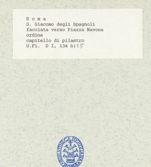 Rückseite von Bibliotheca Hertziana [https://www.deutsche-digitale-bibliothek.de/content/lizenzen/rv-fz/] San Giacomo degli SpagnoliWestfassade - Untere Ordnung, Detail: Pilasterkapitell, bh424740_recto. Foto.