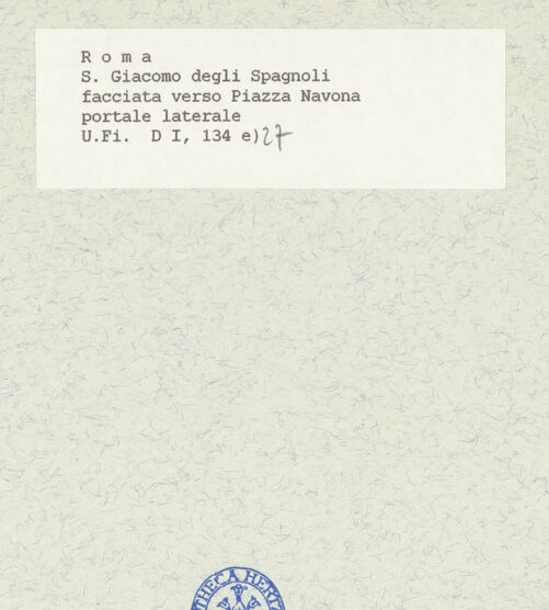 Rückseite von Bibliotheca Hertziana [https://www.deutsche-digitale-bibliothek.de/content/lizenzen/rv-fz/] San Giacomo degli SpagnoliWestfassade - Detail: Nebenportal, bh424741_recto. Foto.