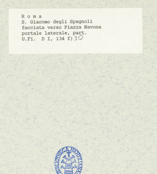 Rückseite von Bibliotheca Hertziana [https://www.deutsche-digitale-bibliothek.de/content/lizenzen/rv-fz/] San Giacomo degli SpagnoliWestfassade - Detail: Nebenportal, Teilansicht, bh424742_recto. Foto.