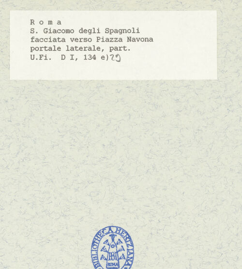 Rückseite von Bibliotheca Hertziana [https://www.deutsche-digitale-bibliothek.de/content/lizenzen/rv-fz/] San Giacomo degli SpagnoliWestfassade - Detail: Nebenportal, Teilansicht, bh424747_recto. Foto.