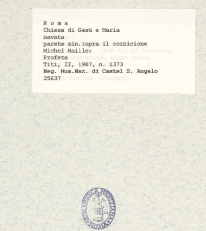 Rückseite von Museo Nazionale di Castel Sant'Angelo [https://www.deutsche-digitale-bibliothek.de/content/lizenzen/rv-ez/] Propheten und PatriarchenSitzender Prophet, auf eine lange Schrifttafel zeigend - Ansicht von unten, bh425837_recto. Foto.