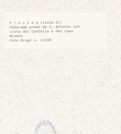 Rückseite von Alinari [https://www.deutsche-digitale-bibliothek.de/content/lizenzen/rv-ez/] Ansicht der Insel mit der Burg, bh430616_recto. Foto.