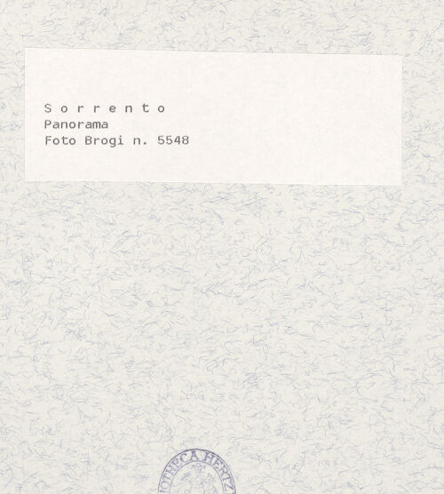 Rückseite von Alinari [https://www.deutsche-digitale-bibliothek.de/content/lizenzen/rv-ez/] Vedute mit der Küste und Teil des Hafens, bh430617_recto. Foto.