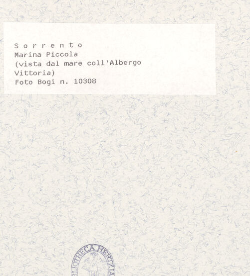 Rückseite von Alinari [https://www.deutsche-digitale-bibliothek.de/content/lizenzen/rv-ez/] Marina Piccola (Hotel Vittoria im Hintergrund), bh430618_recto. Foto.