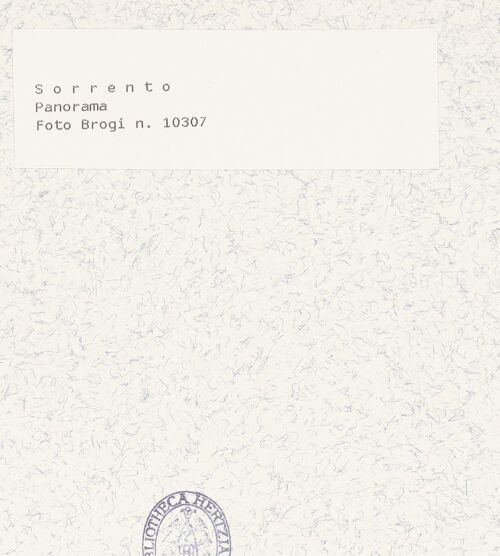 Rückseite von Alinari [https://www.deutsche-digitale-bibliothek.de/content/lizenzen/rv-ez/] Vedute mit der Küste und Teil des Hafens, bh430619_recto. Foto.