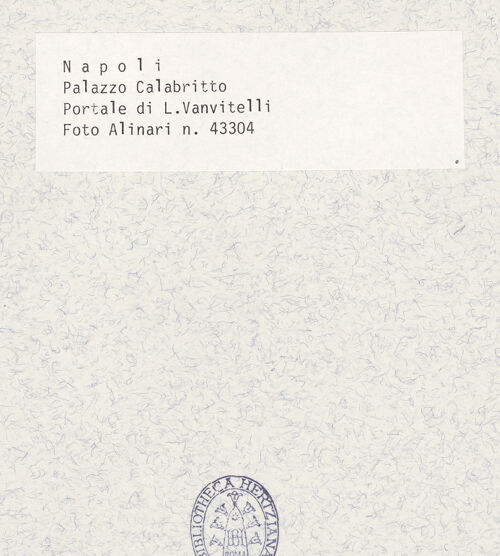 Rückseite von Alinari [https://www.deutsche-digitale-bibliothek.de/content/lizenzen/rv-ez/] Palazzo Calabritto - Fassade, Teilansicht, Portal, bh431850_recto. Foto.