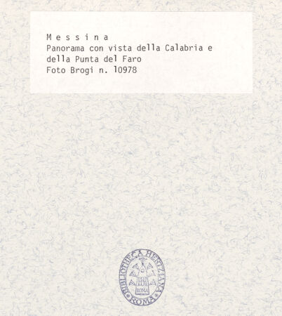 Rückseite von Alinari [https://www.deutsche-digitale-bibliothek.de/content/lizenzen/rv-ez/] Stadtzentrum und Hafen, von Westen (vor dem Erdbeben), bh431866_recto. Foto.