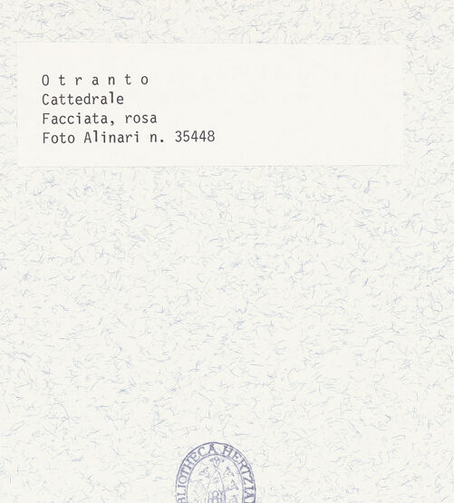 Rückseite von Alinari [https://www.deutsche-digitale-bibliothek.de/content/lizenzen/rv-ez/] CattedraleWestfassade - Detail, Rosenfenster und Portalbekrönung, bh431913_recto. Foto.