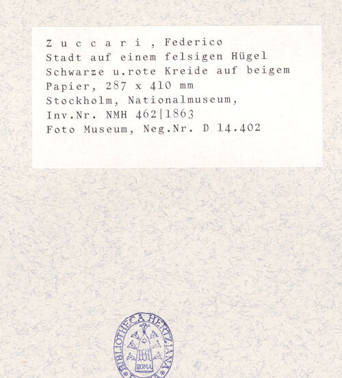 Rückseite von Stockholm, Nationalmuseum [https://www.deutsche-digitale-bibliothek.de/content/lizenzen/rv-ez/] Stadt in felsiger Landschaft - , bh435380_recto. Foto.