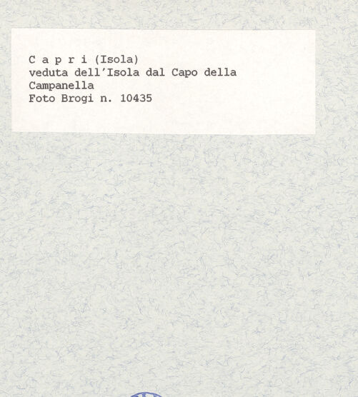Rückseite von Alinari [https://www.deutsche-digitale-bibliothek.de/content/lizenzen/rv-ez/] Blick auf die Insel vom Capo della Campanella, bh436612_recto. Foto.