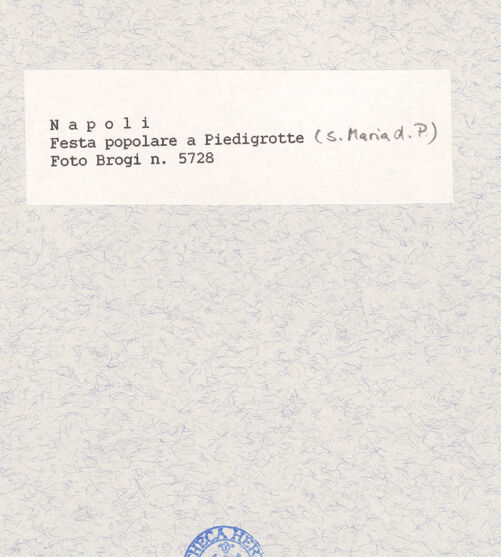 Rückseite von Alinari [https://www.deutsche-digitale-bibliothek.de/content/lizenzen/rv-ez/] Santa Maria di Piedigrotta - Fassade, bh436627_recto. Foto.