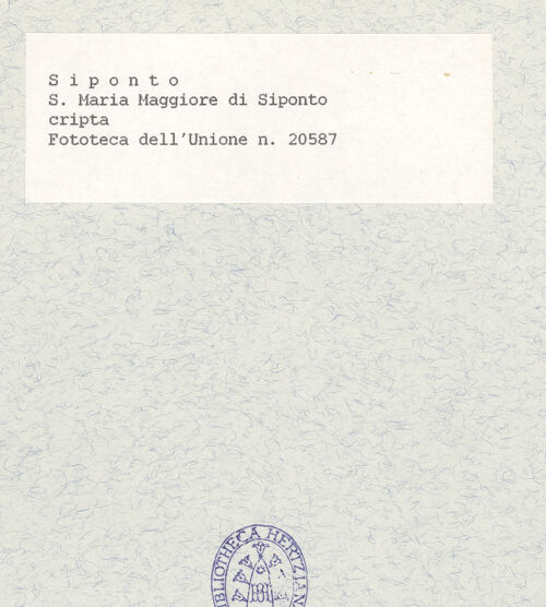 Rückseite von Fototeca dell'Unione Internazionale presso l'American Academy in Rome [https://www.deutsche-digitale-bibliothek.de/content/lizenzen/rv-ez/] Santa Maria Maggiore di Siponto - Ansicht in Richtung Hauptapsis, bh436729_recto. Foto.