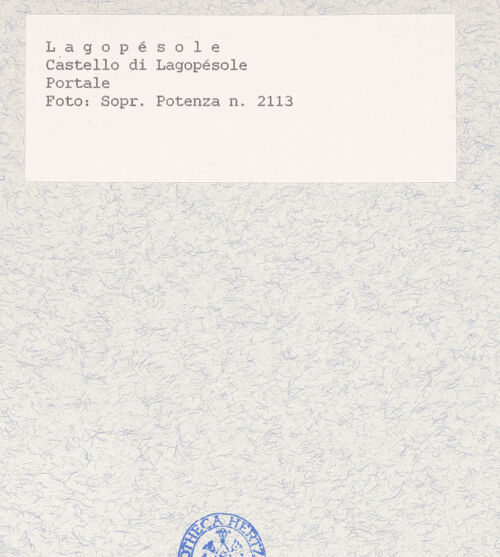 Rückseite von Sopr. BAS PT [https://www.deutsche-digitale-bibliothek.de/content/lizenzen/rv-fz/] Castello di LagopesoleGroßer (nördlicher) Hof - Eingangstor mit Blick auf die Schloßkapelle (von Westen), bh436940_recto. Foto.