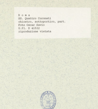 Rückseite von Bibliotheca Hertziana [https://www.deutsche-digitale-bibliothek.de/content/lizenzen/rv-fz/] Santi Quattro CoronatiInneres - ambulatio, Arkaden, Detail: Basis eines Säulenpaares, bh439523_recto. Foto: Savio, Oscar.